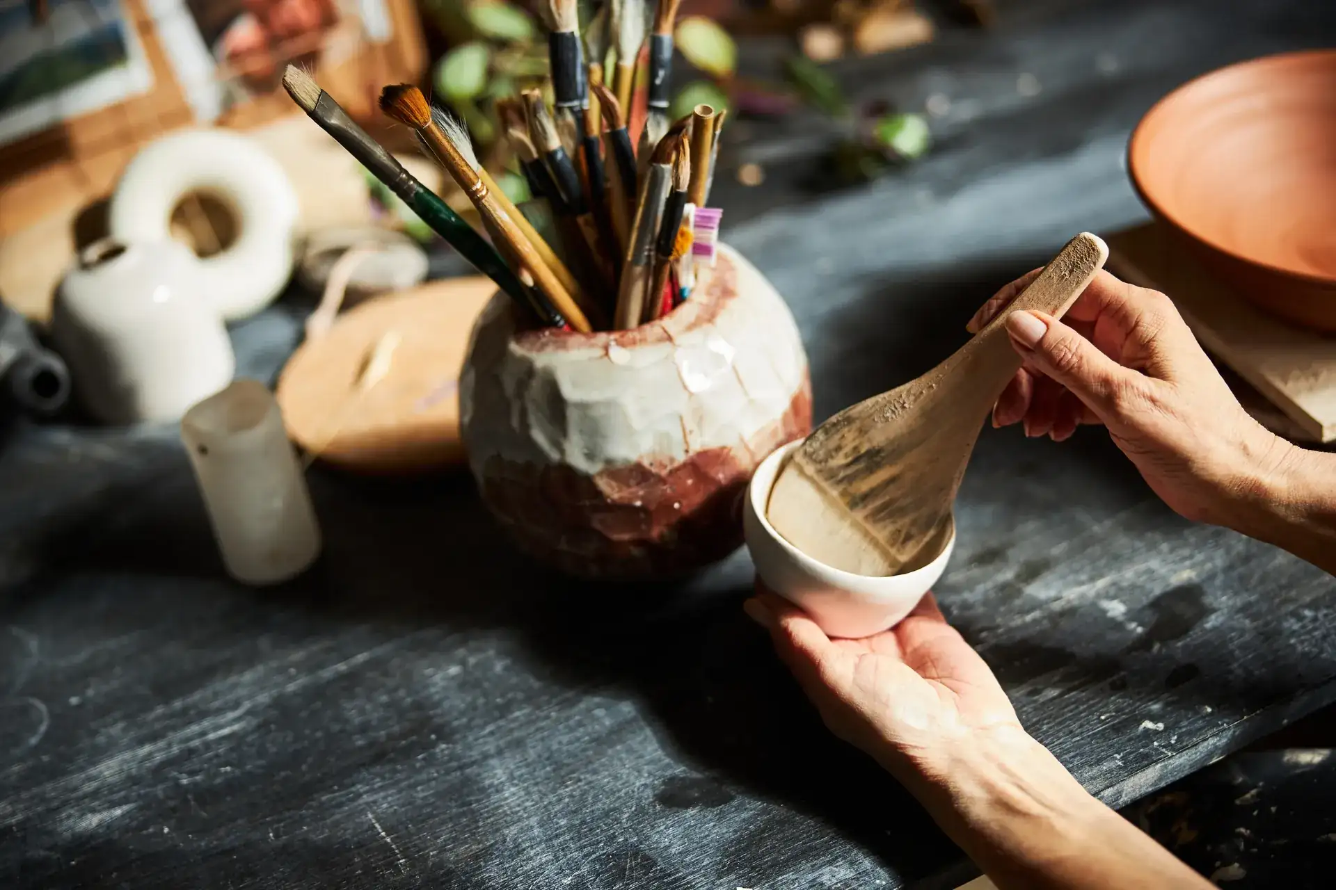 Ceramista pintando cerámica artesanal